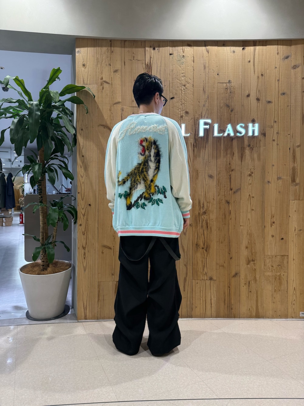 ブラック系のその他パンツ、ブラック系のニット/セーターを着用したメンズの冬コーディネートの2枚目の写真