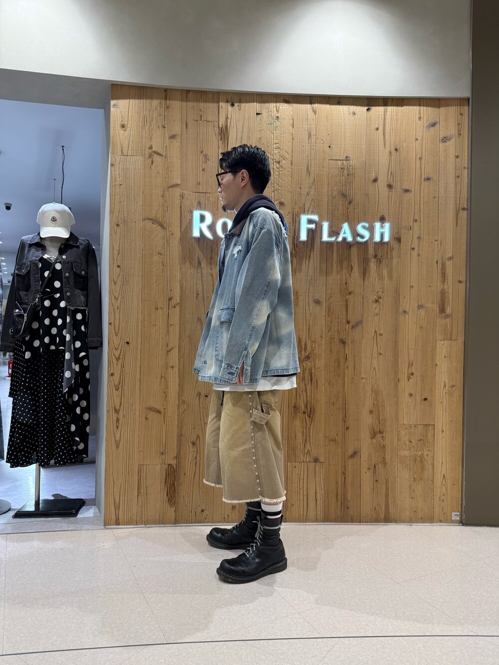 ベージュ系のその他パンツ、ブルー系のその他アウターを着用したメンズの春コーディネートの3枚目の写真