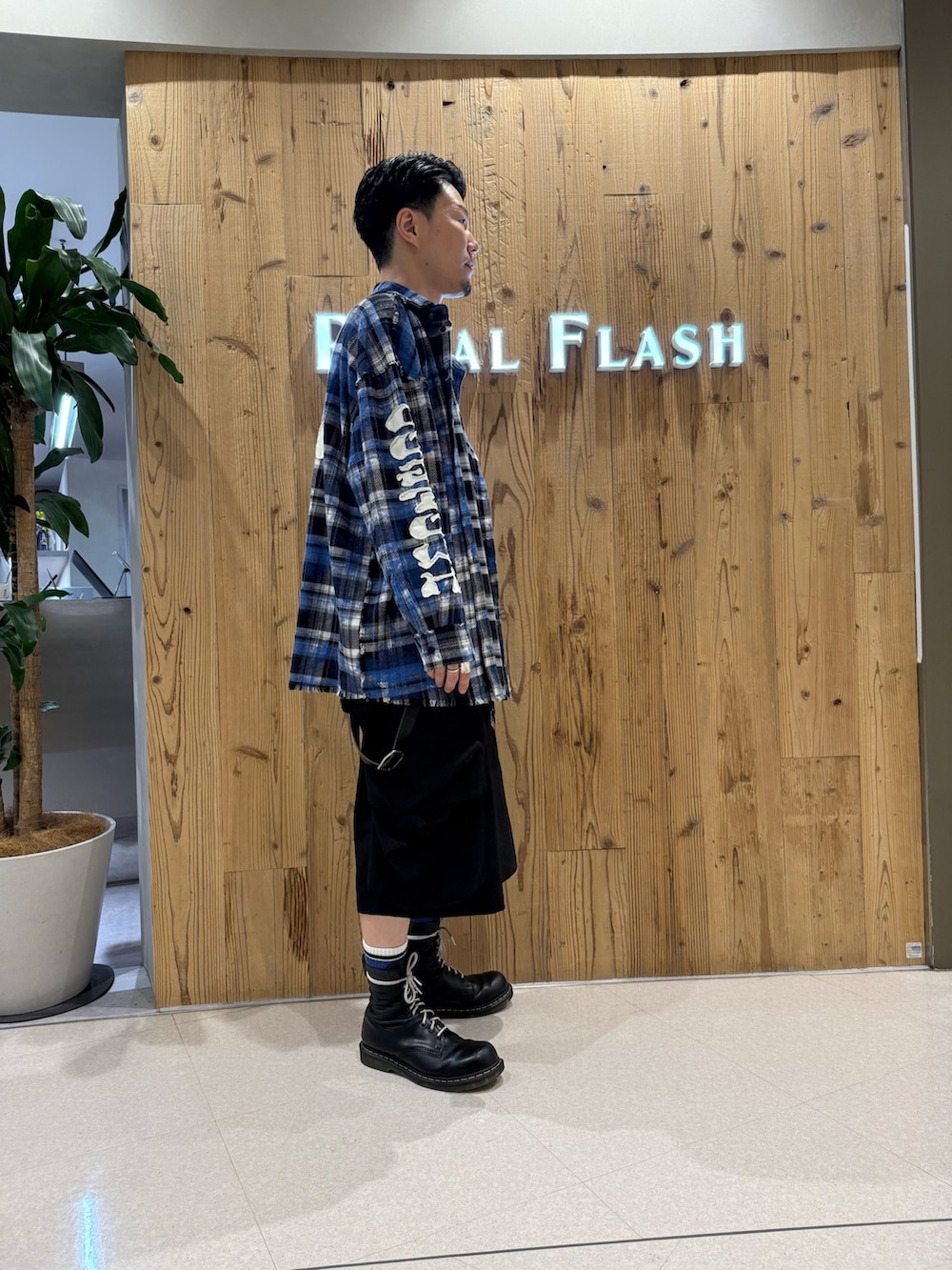 ブルー系のシャツ/ブラウス、ブラック系のカーゴパンツを着用したメンズの秋コーディネートの4枚目の写真