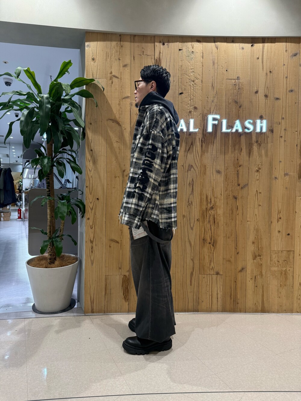 ブラック系のシャツ/ブラウスを着用したメンズの冬コーディネートの3枚目の写真