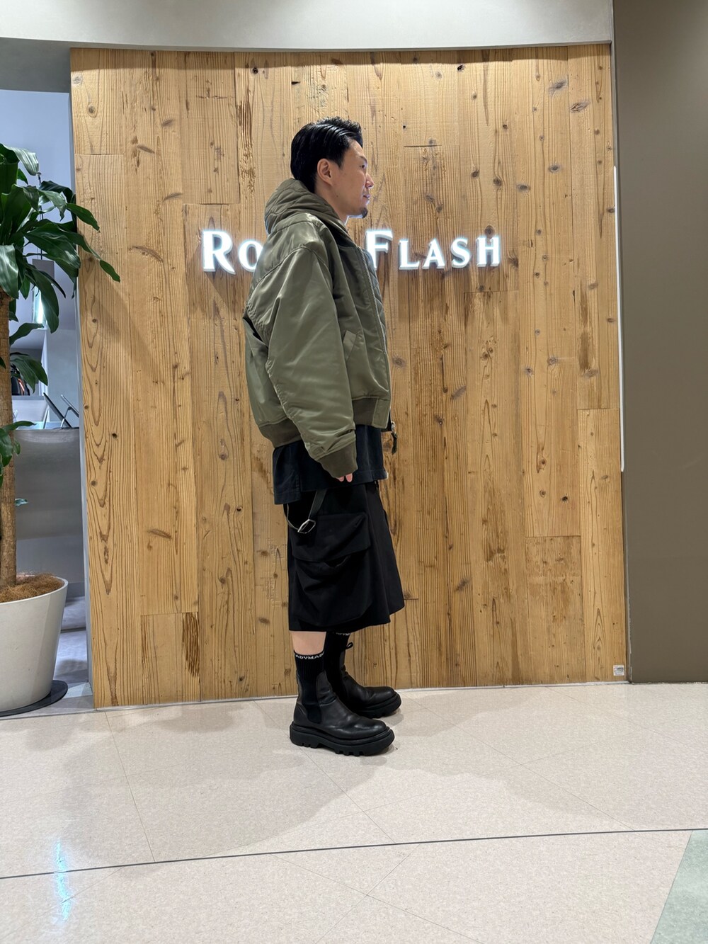 ブラック系のカーゴパンツを着用したメンズの秋コーディネートの3枚目の写真