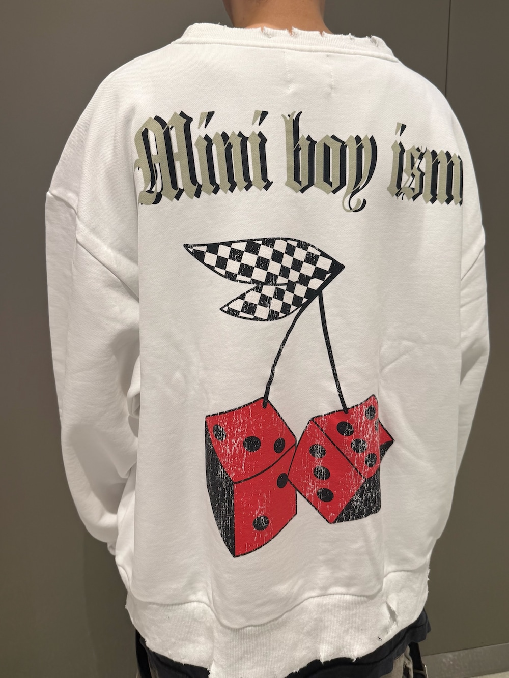 ホワイト系のスウェットを着用したメンズの冬コーディネートの6枚目の写真