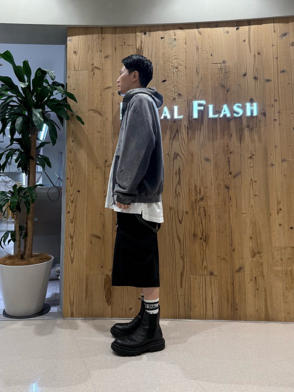 ブラック系のカーゴパンツを着用したメンズの秋コーディネートの3枚目の写真