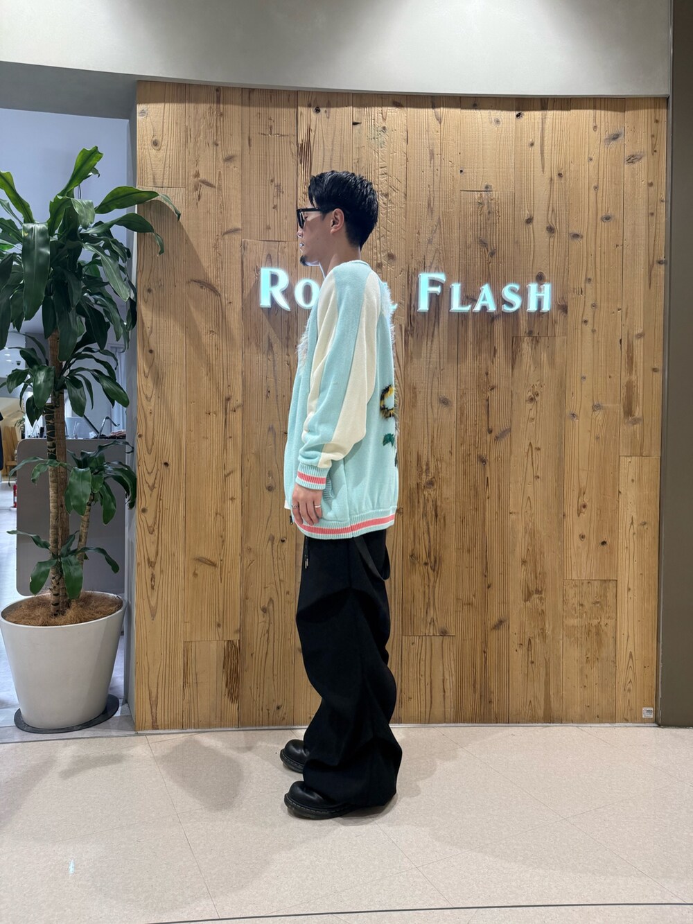 ブラック系のその他パンツ、ブラック系のニット/セーターを着用したメンズの冬コーディネートの3枚目の写真