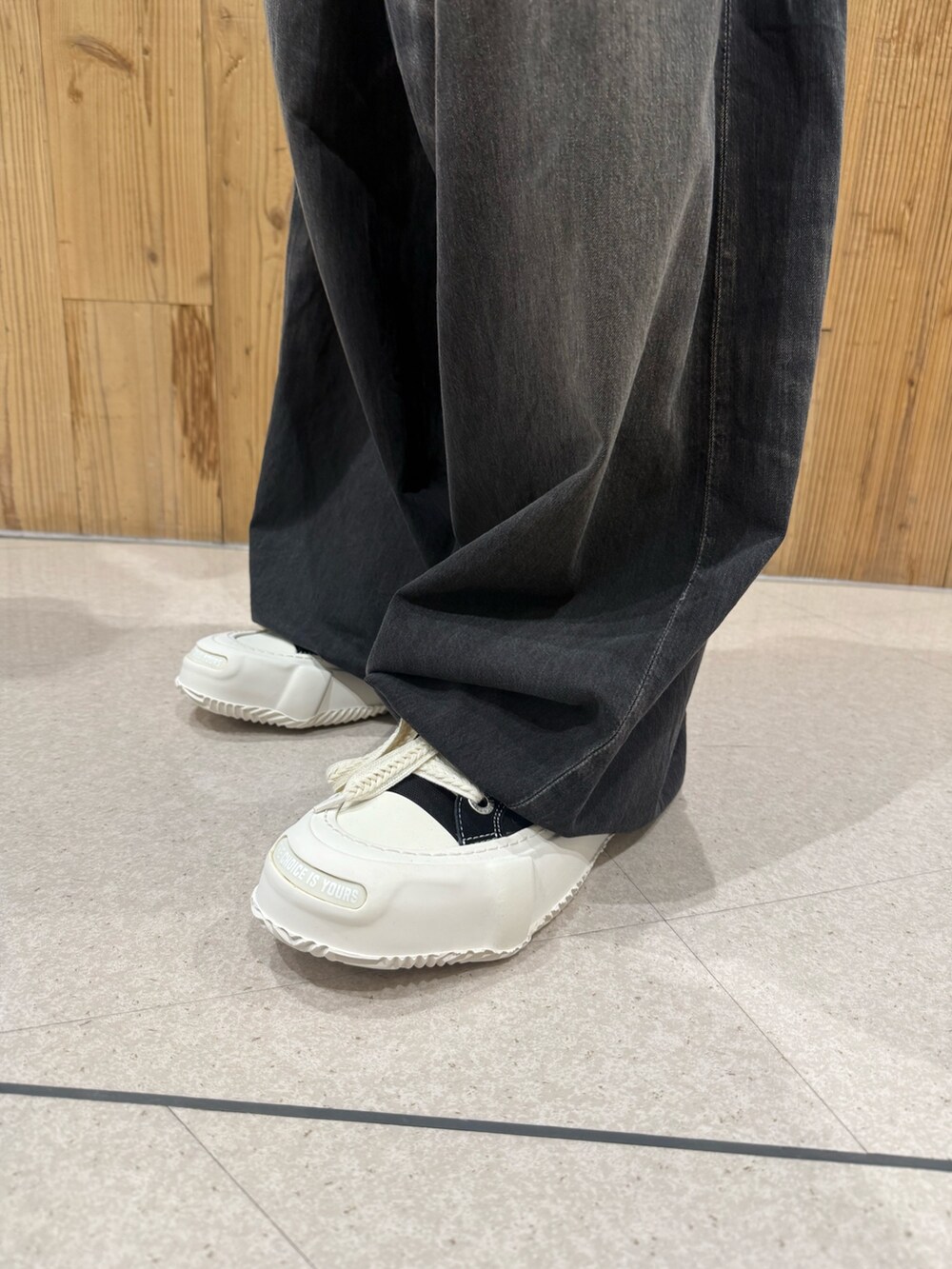 ブラック系のMA-1、ブラック系のスニーカーを着用したメンズの冬コーディネートの7枚目の写真