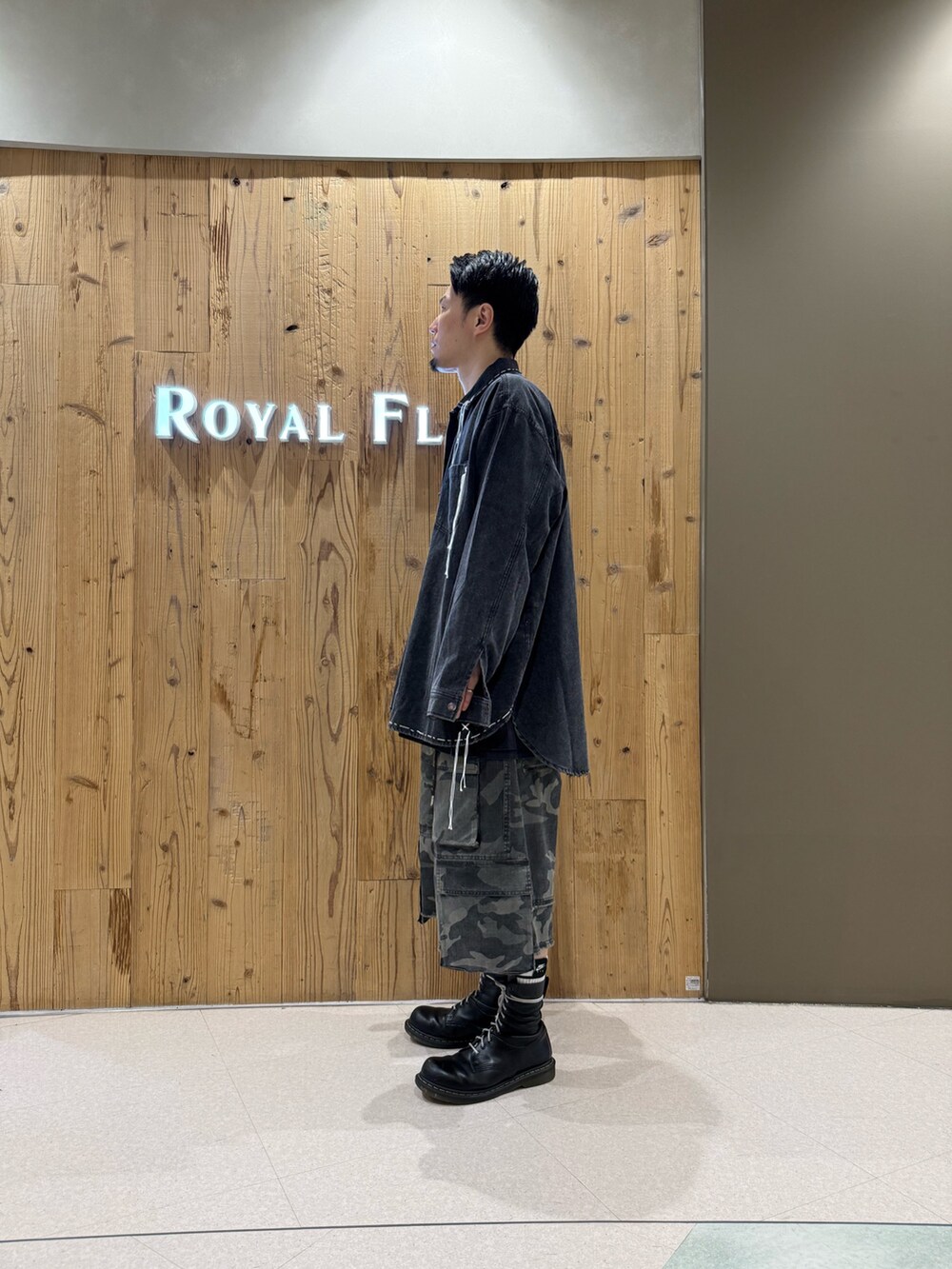 その他のカーゴパンツ、ブラック系のシャツ/ブラウスを着用したメンズの春コーディネートの3枚目の写真