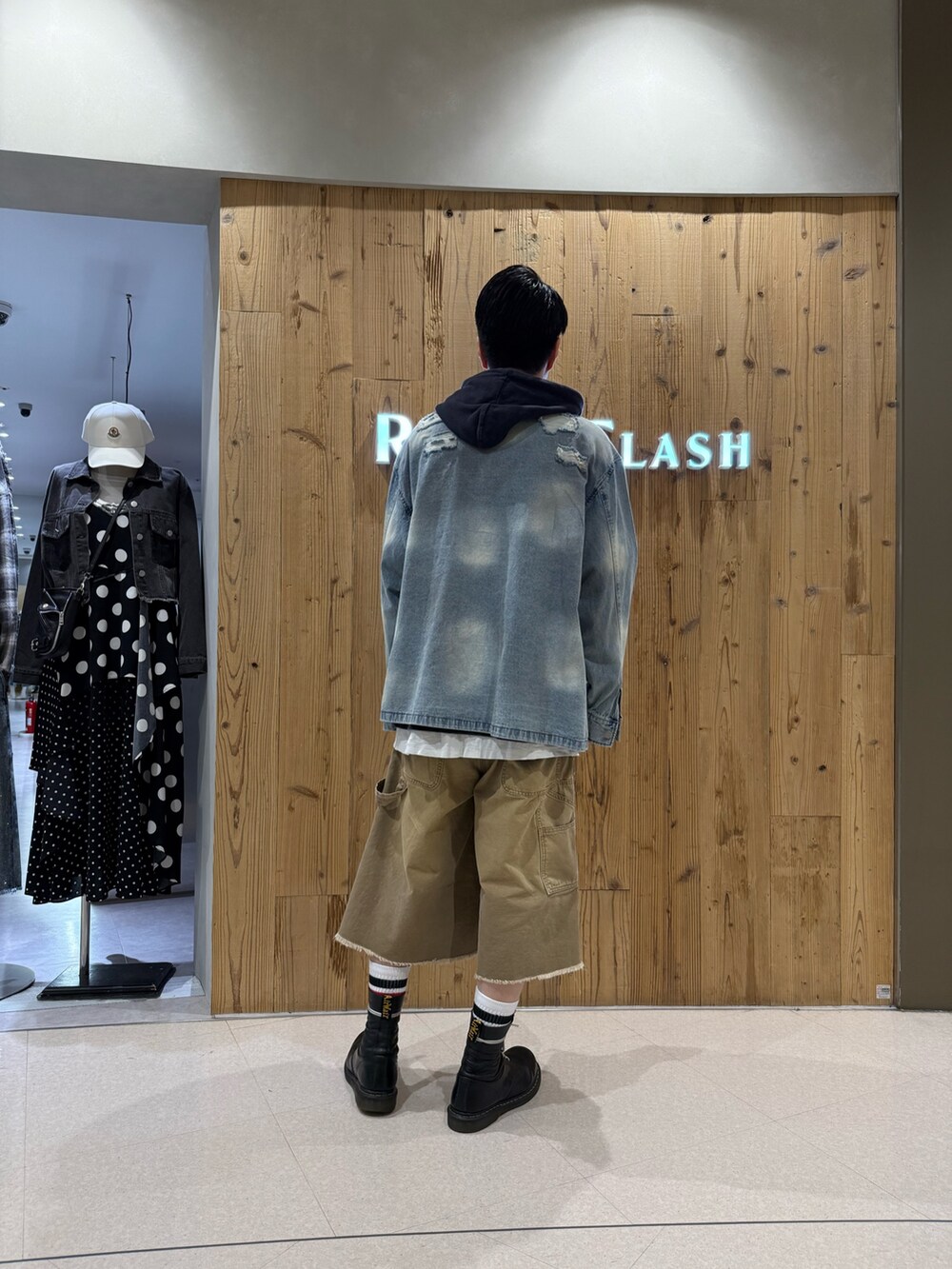 ベージュ系のその他パンツ、ブルー系のその他アウターを着用したメンズの春コーディネートの2枚目の写真