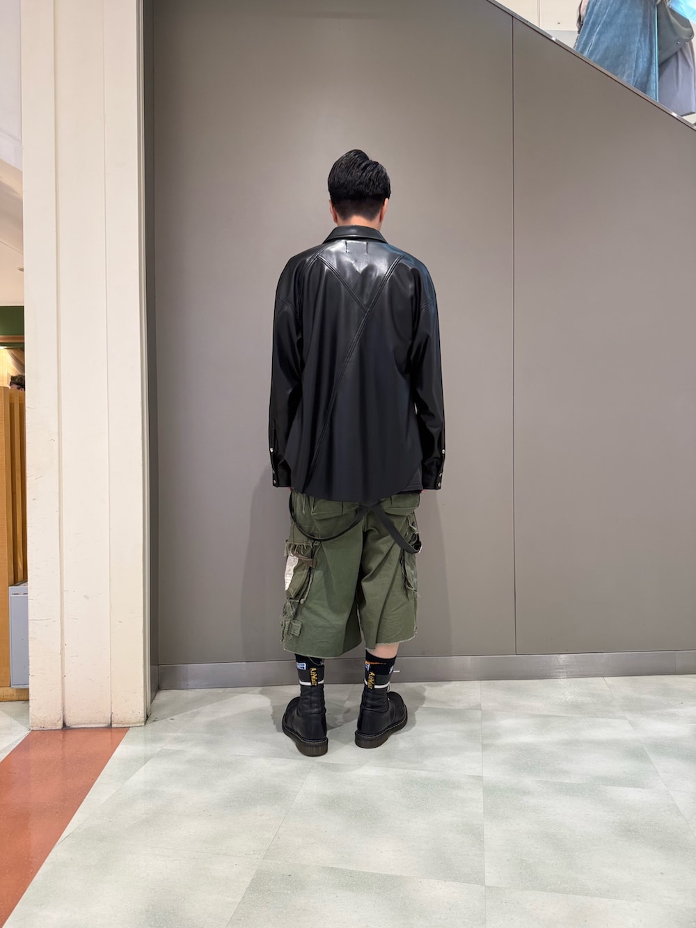 ブラック系のシャツ/ブラウスを着用したメンズの夏コーディネートの3枚目の写真