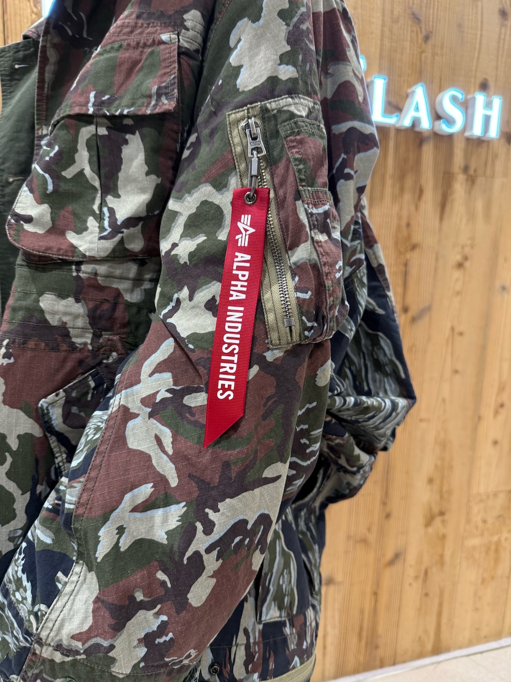 グリーン系のミリタリージャケットを着用したメンズの冬コーディネートの5枚目の写真