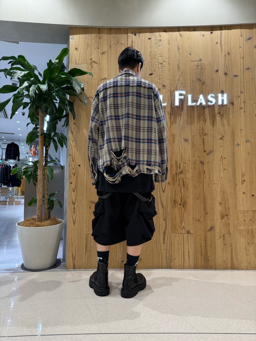 ブラック系のカーゴパンツ、ベージュ系のシャツ/ブラウスを着用したメンズの秋コーディネートの2枚目の写真