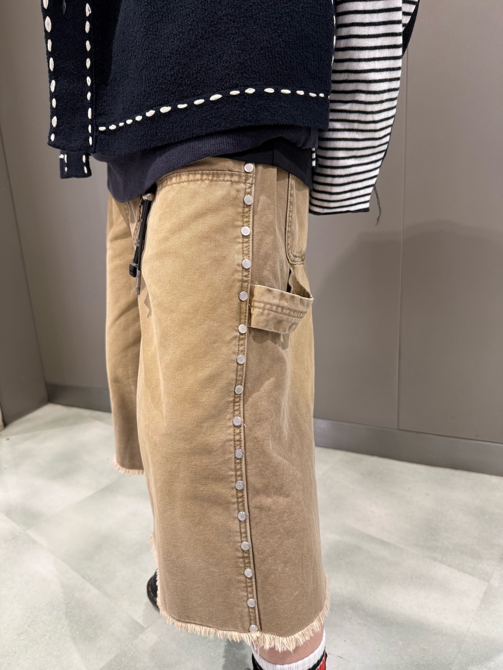 ベージュ系のその他パンツ、ブラック系のシャツ/ブラウスを着用したメンズの春コーディネートの6枚目の写真