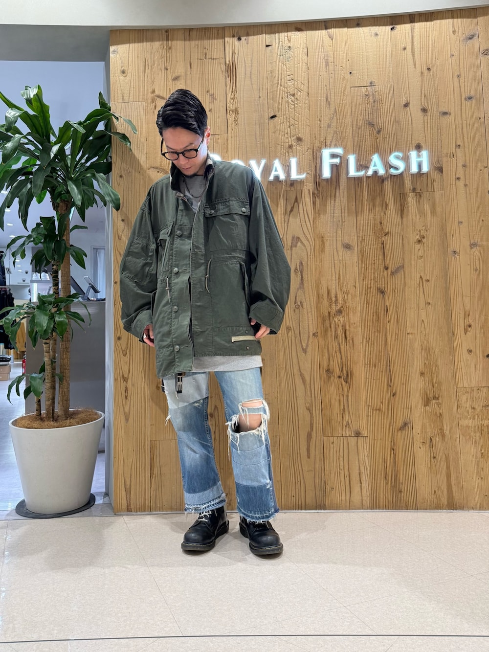 グリーン系のミリタリージャケットを着用したメンズの冬コーディネートの6枚目の写真