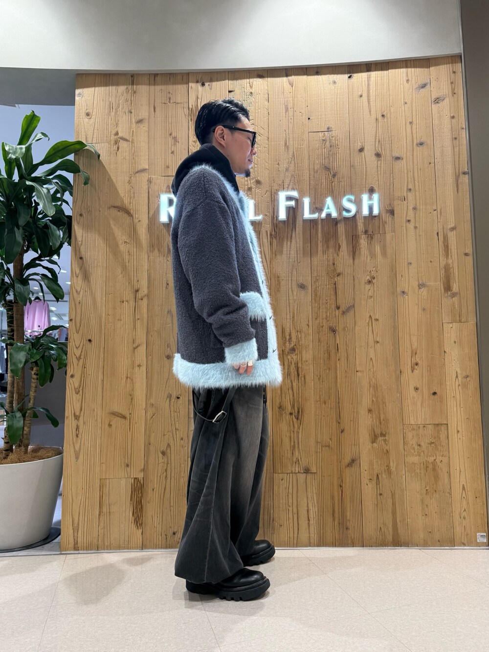 グレー系のカーディガン/ボレロを着用したメンズの冬コーディネートの4枚目の写真