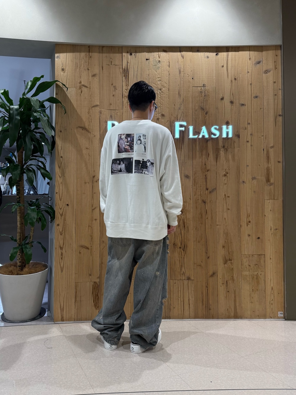 ブルー系のデニムパンツを着用したメンズの冬コーディネートの2枚目の写真