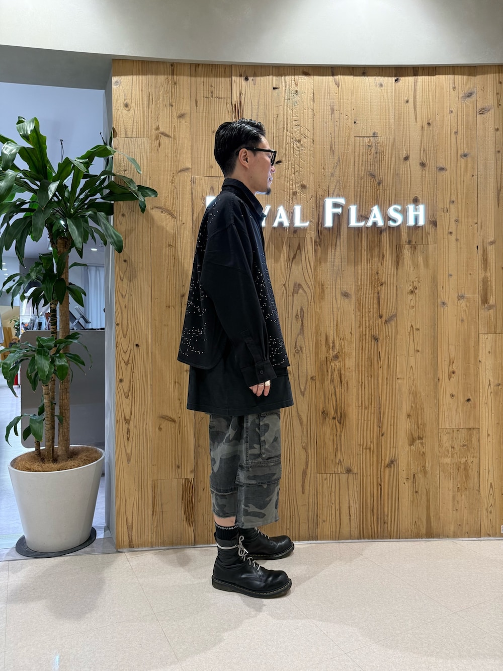 ブラック系のシャツ/ブラウス、その他のカーゴパンツを着用したメンズの春コーディネートの4枚目の写真