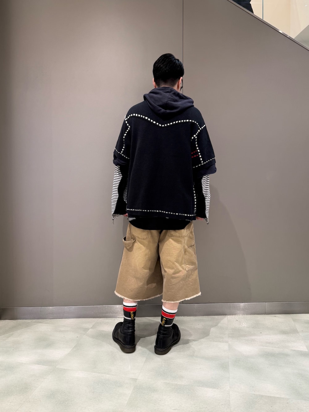 ベージュ系のその他パンツ、ブラック系のシャツ/ブラウスを着用したメンズの春コーディネートの2枚目の写真