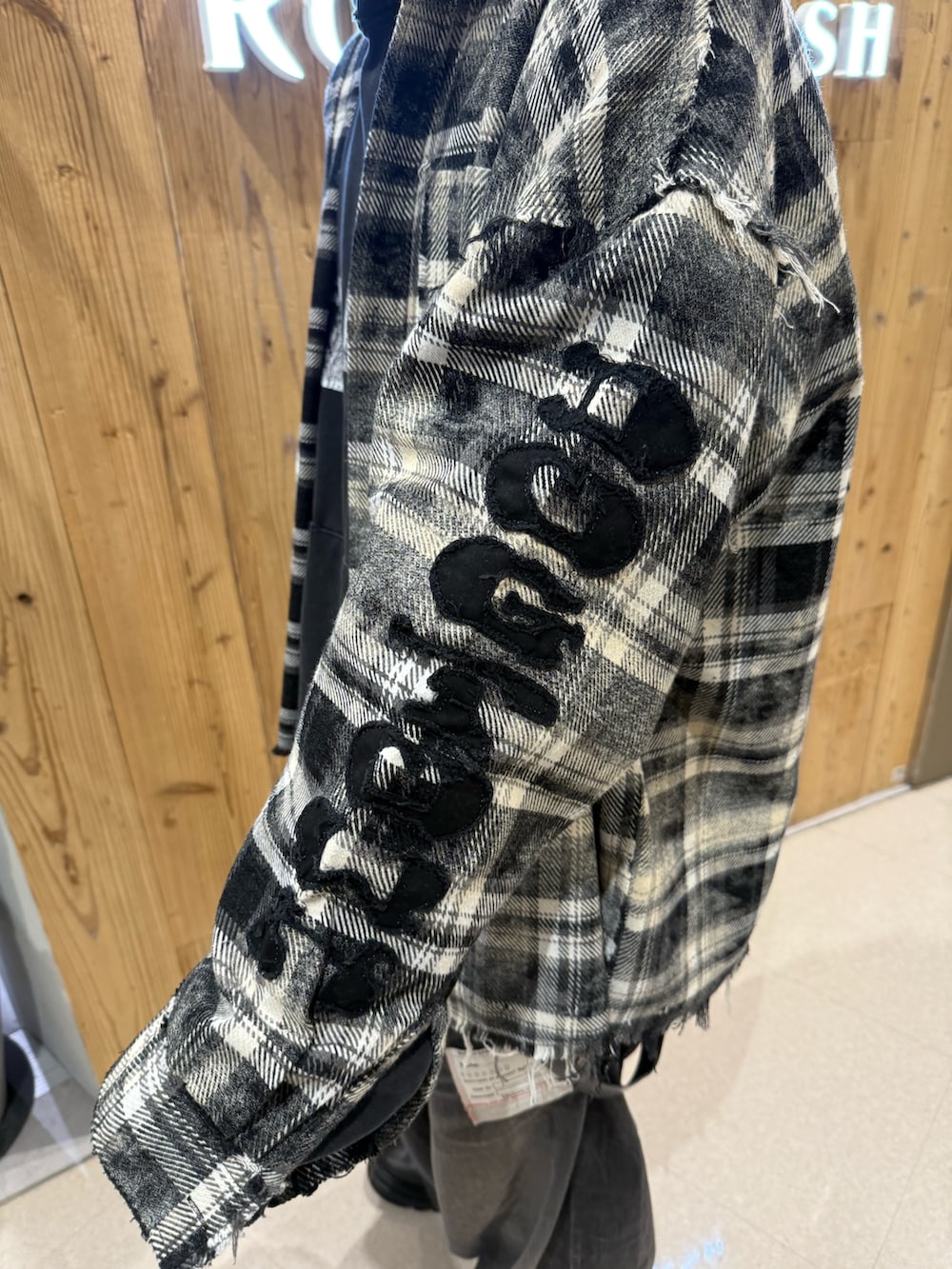 ブラック系のシャツ/ブラウスを着用したメンズの冬コーディネートの6枚目の写真