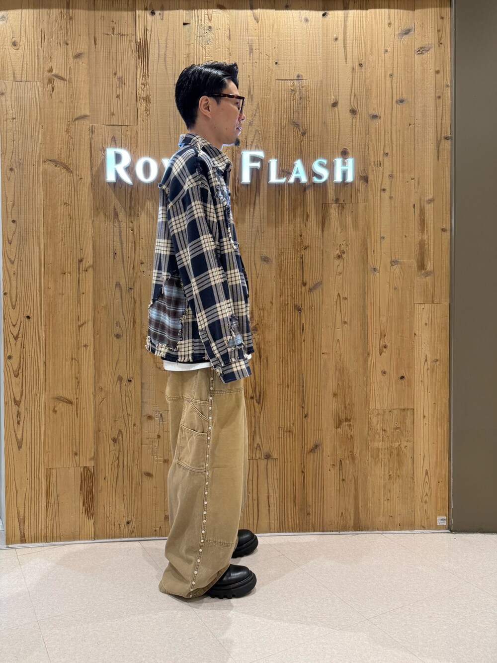 レッド系のシャツ/ブラウス、ベージュ系のその他パンツを着用したメンズの夏コーディネートの3枚目の写真