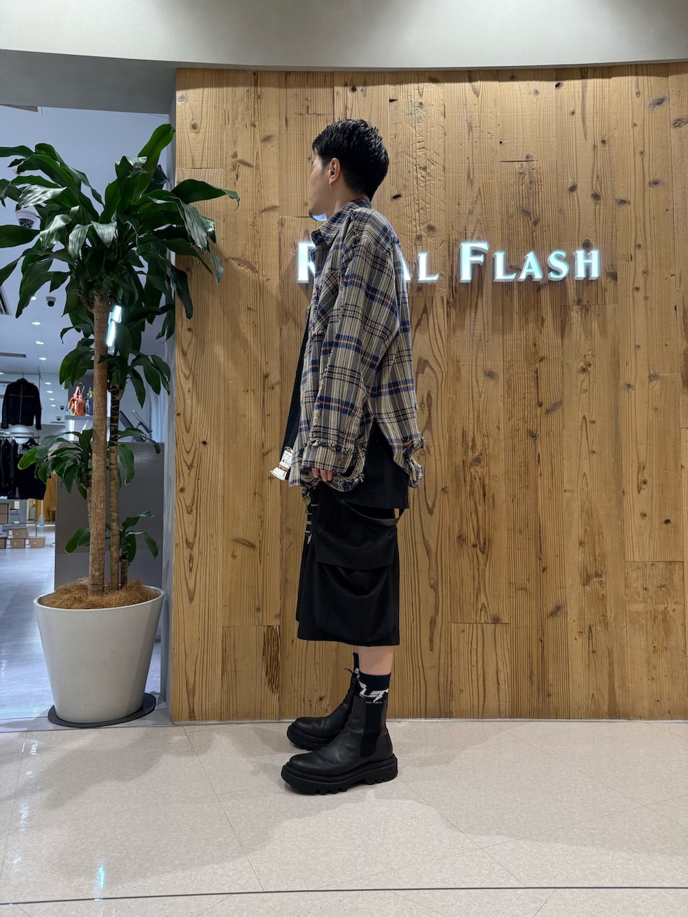 ブラック系のカーゴパンツ、ベージュ系のシャツ/ブラウスを着用したメンズの秋コーディネートの4枚目の写真