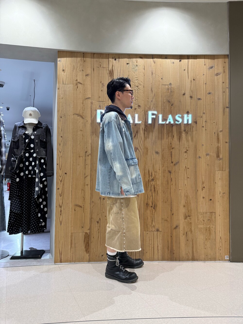 ベージュ系のその他パンツ、ブルー系のその他アウターを着用したメンズの春コーディネートの4枚目の写真