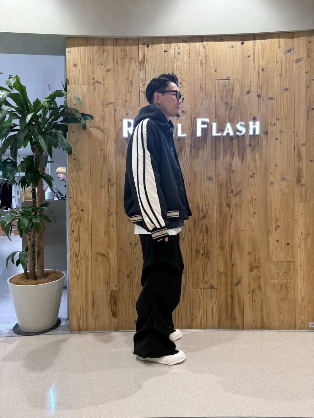 ブラック系のブルゾン、ブラック系のスニーカー、ブラック系のその他パンツを着用したメンズの春コーディネートの4枚目の写真