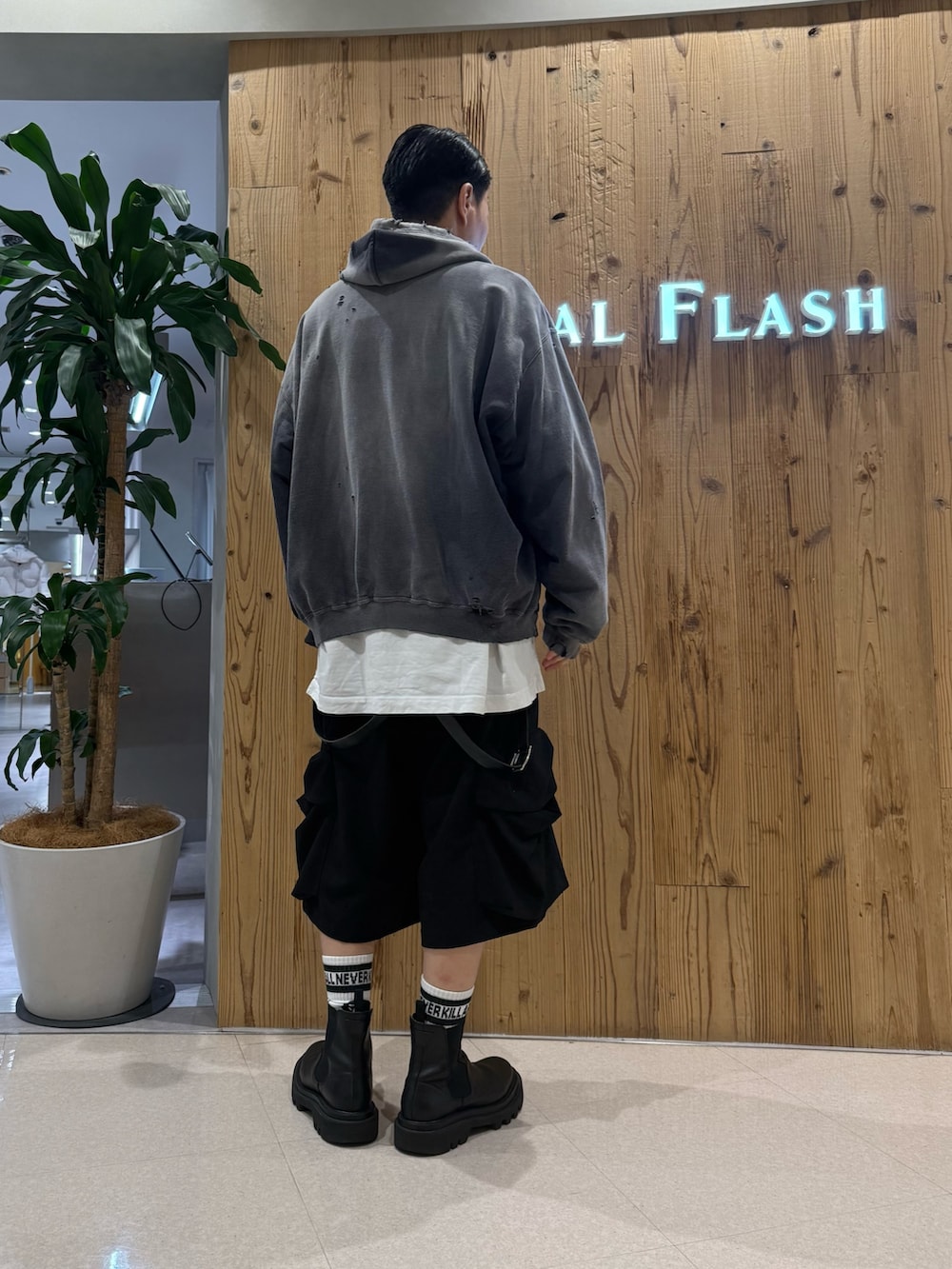 ブラック系のカーゴパンツを着用したメンズの秋コーディネートの2枚目の写真