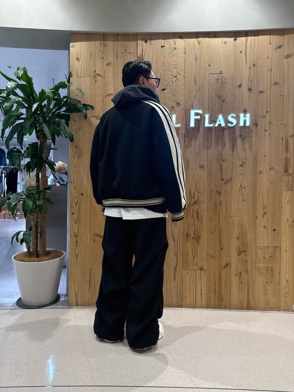 ブラック系のブルゾン、ブラック系のスニーカー、ブラック系のその他パンツを着用したメンズの春コーディネートの2枚目の写真