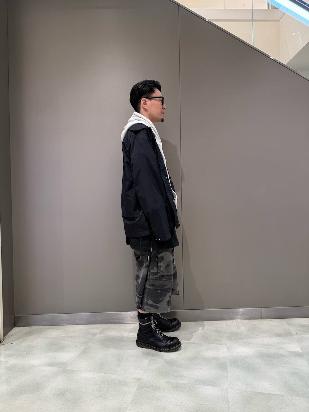 その他のカーゴパンツ、ブラック系のパーカー、ブラック系のナイロンジャケットを着用したメンズの春コーディネートの3枚目の写真