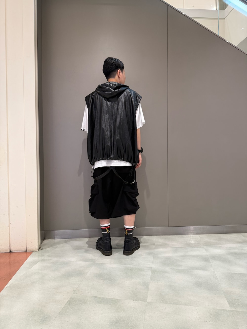 ブラック系のその他アウターを着用したメンズの夏コーディネートの2枚目の写真