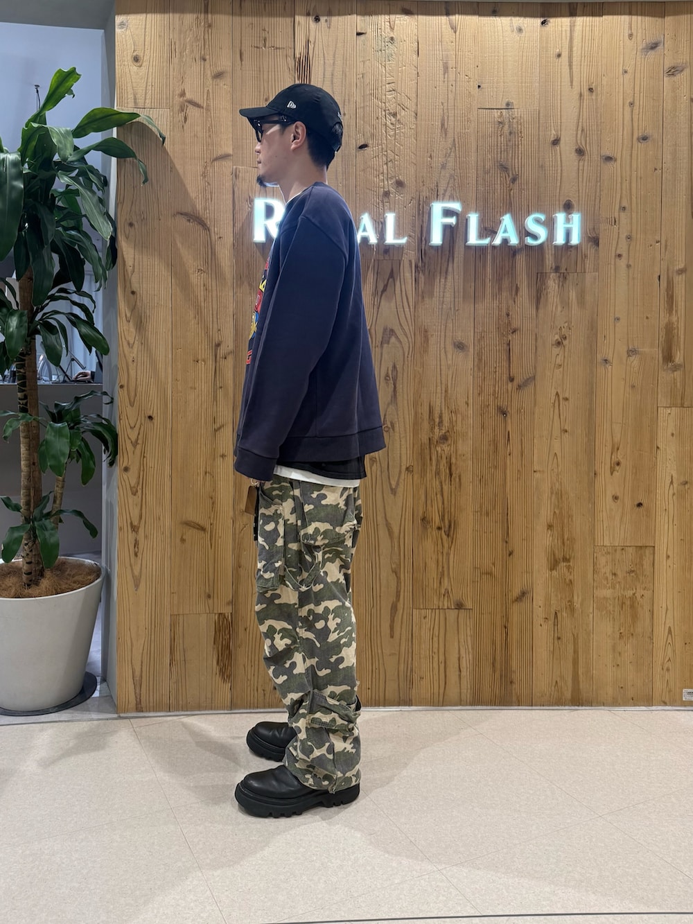 ホワイト系のスウェットを着用したメンズの冬コーディネートの3枚目の写真