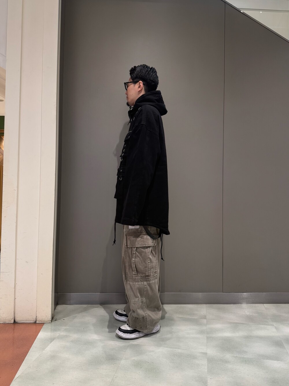 ブラック系のその他アウターを着用したメンズの冬コーディネートの3枚目の写真