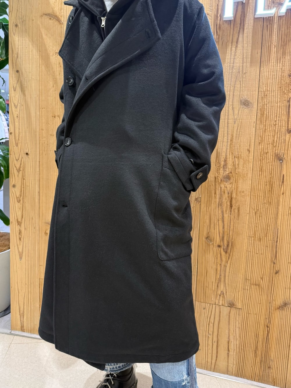 ブラック系のパーカー、ブラック系のトレンチコートを着用したメンズの冬コーディネートの5枚目の写真