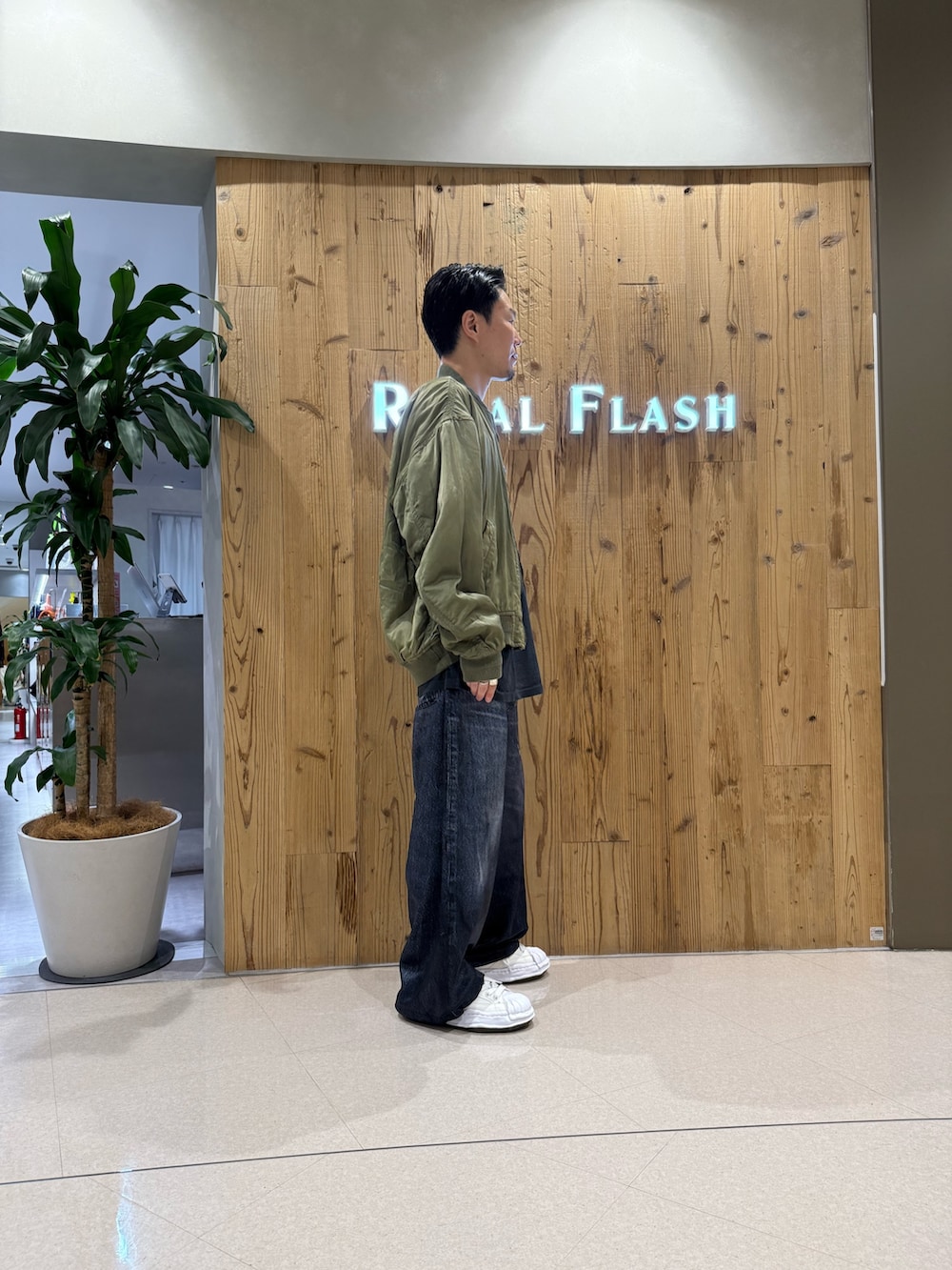 ブラック系のその他パンツを着用したメンズの夏コーディネートの4枚目の写真