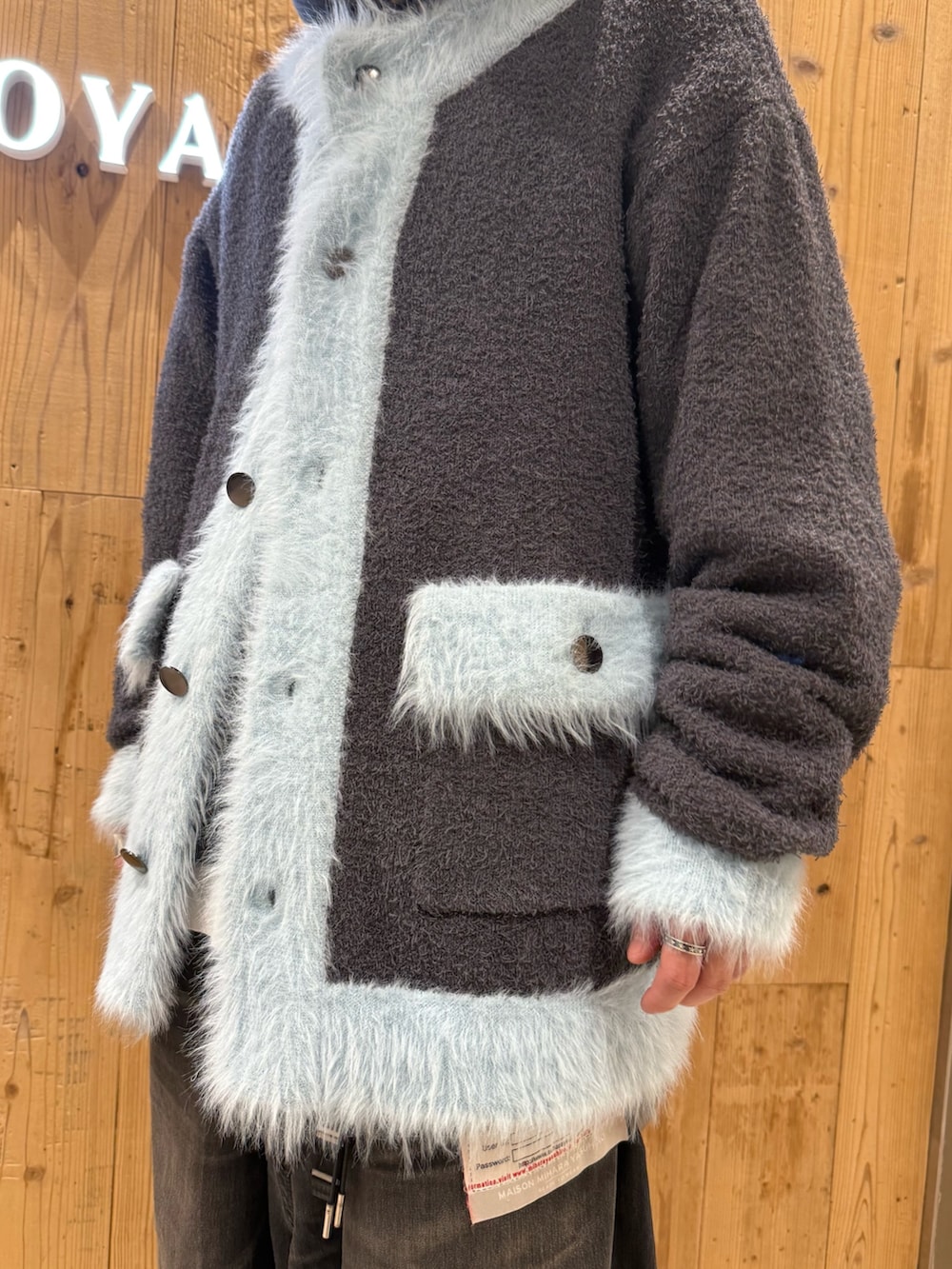 グレー系のカーディガン/ボレロを着用したメンズの冬コーディネートの5枚目の写真