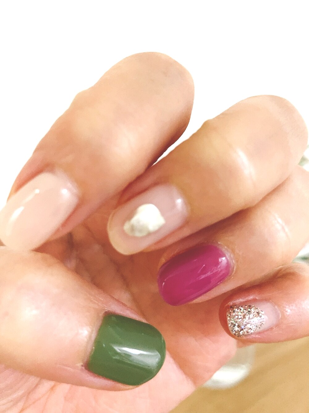 シルバー系のマニキュア/ジェルネイルを着用したレディースの夏コーディネートの2枚目の写真