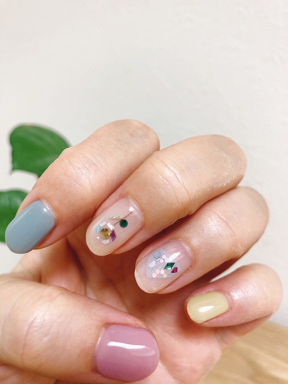 ブルー系のマニキュア/ジェルネイルを着用したレディースの夏コーディネートの2枚目の写真