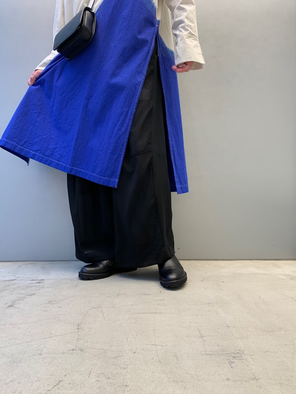「SHINYAKOZUKA、SHINYA KOZUKA、スクエアバッグ、モード、iTTi、ミニバッグ、ワイドパンツ、ビッグシルエット、メガネ男子、ハンチング、Lui's、ロングシャツ、春夏コーデ、シャツスタイル」｜「SHINYAKOZUKAのアイテム（シャツ/ブラウス、ホワイト系）」を使った、アライ@youtubeさん（メンズ・176cm）の夏コーディネートの4枚目の写真