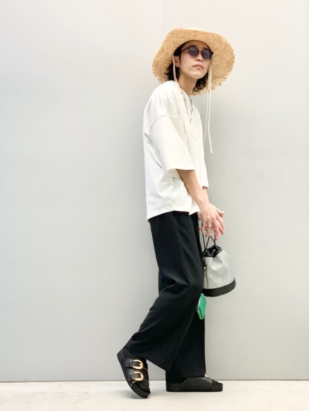 「KIJIMA TAKAYUKI、休日スタイル、ビッグシルエット、スラックス、サンダル、レザーサンダル、ハット、むぎわら帽子、サングラス、白Tシャツ、無地T、ワイドパンツ、Lui's、夏コーデ、夏だ！Tシャツ着よう！」｜「KIJIMA TAKAYUKIの【KIJIMA TAKAYUKI】RAFFIA COW BOY HAT(ハット)（ハット、ベージュ系）」を使った、アライ@youtubeさん（メンズ・176cm）の春コーディネートの2枚目の写真