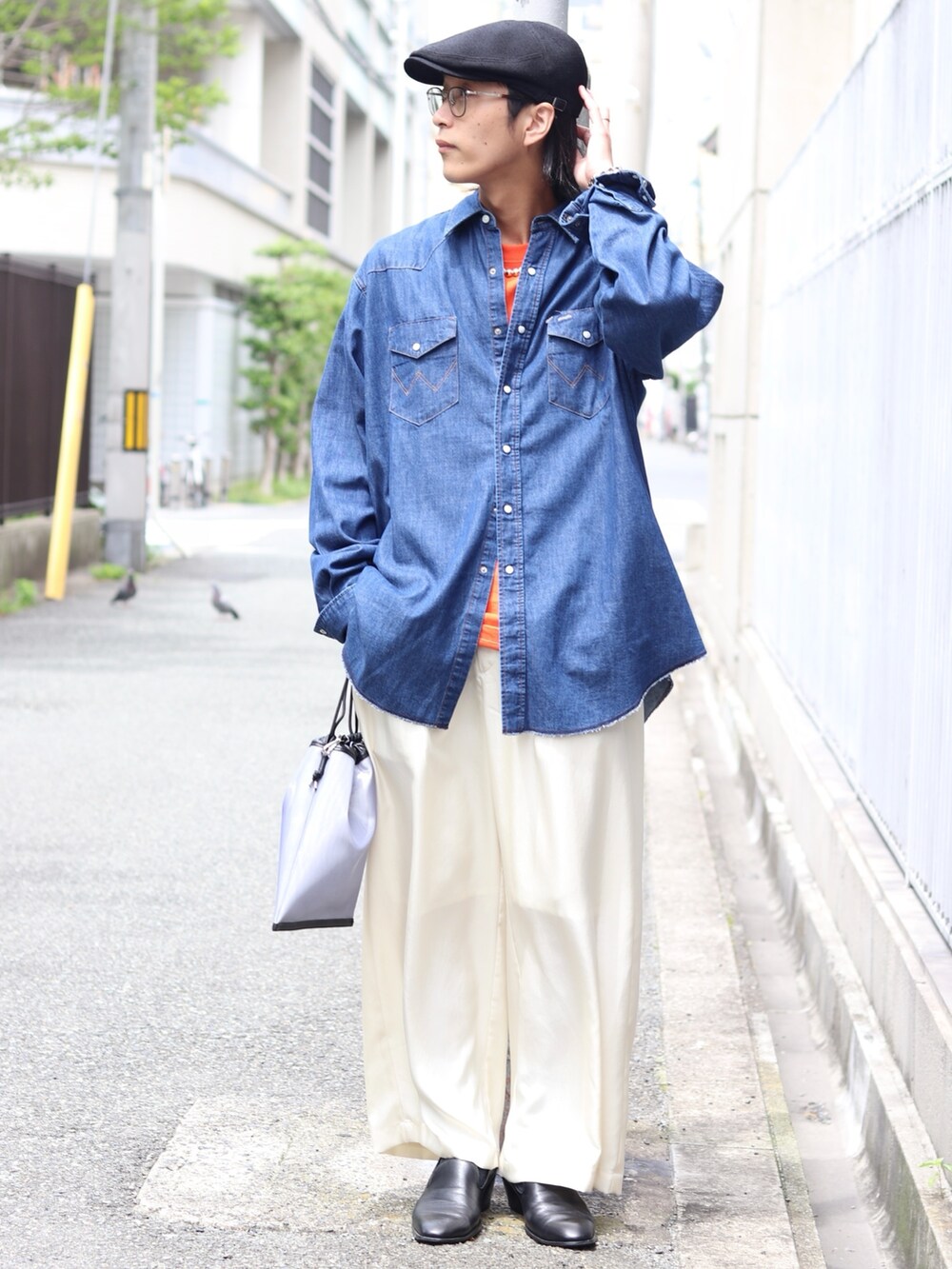 「Wrangler、ラングラー、休日スタイル、ビッグシルエット、ミニバッグ、革靴、デニムシャツ、白パンツ、ワイドパンツ、春夏コーデ、Lui's、ビタミンカラー、オレンジ、シャツスタイル、メガネ男子」｜「Wranglerの【Wrangler / ラングラー】 127MW LONG TAILS(シャツデニム)（シャツ/ブラウス、ブルー系）」を使った、アライ@youtubeさん（メンズ・176cm）の春コーディネートの3枚目の写真