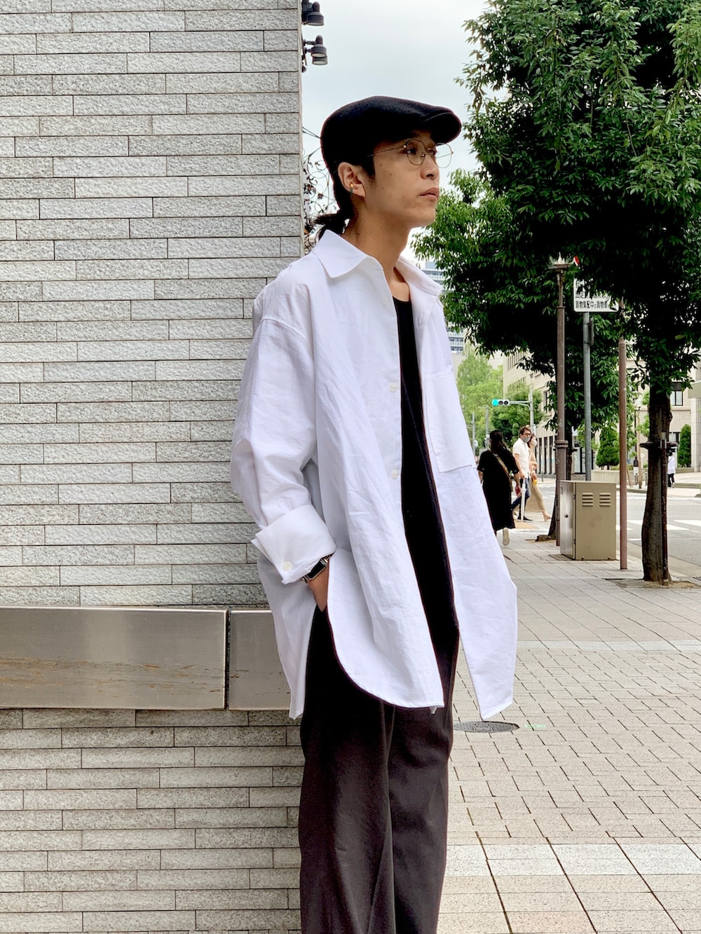 「SHINYA KOZUKA、SHINYAKOZUKA、白シャツ、シャツスタイル、シャツ、きれいめカジュアル、シンプルコーデ、シンプル、モノトーンコーデ、Lui's、スラックス、ワイドパンツ、ハンチング、オーバーサイズ、革靴」｜「Lui'sの【SHINYAKOZUKA】HIS SHIRT（シャツ/ブラウス、ホワイト系）」を使った、アライ@youtubeさん（メンズ・176cm）の夏コーディネートの4枚目の写真