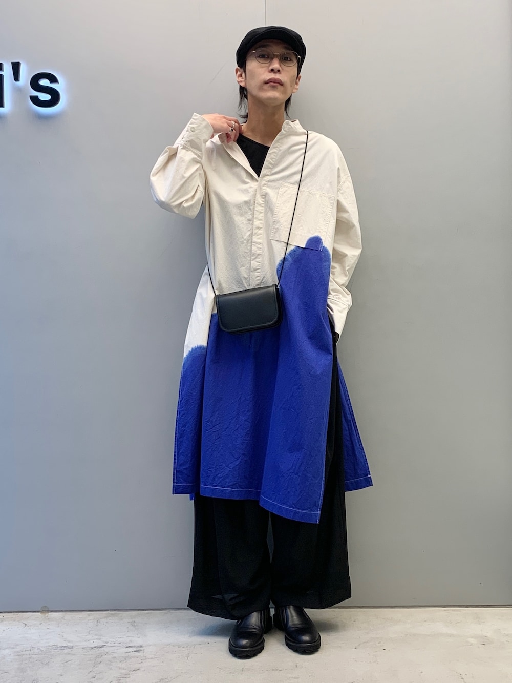 「SHINYAKOZUKA、SHINYA KOZUKA、スクエアバッグ、モード、iTTi、ミニバッグ、ワイドパンツ、ビッグシルエット、メガネ男子、ハンチング、Lui's、ロングシャツ、春夏コーデ、シャツスタイル」｜「SHINYAKOZUKAのアイテム（シャツ/ブラウス、ホワイト系）」を使った、アライ@youtubeさん（メンズ・176cm）の夏コーディネートの2枚目の写真