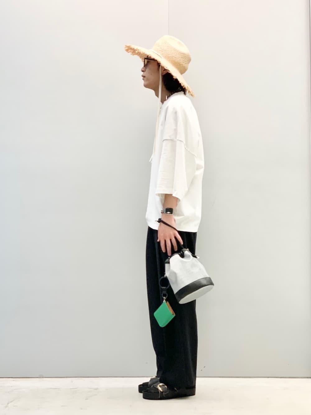 「KIJIMA TAKAYUKI、休日スタイル、ビッグシルエット、スラックス、サンダル、レザーサンダル、ハット、むぎわら帽子、サングラス、白Tシャツ、無地T、ワイドパンツ、Lui's、夏コーデ、夏だ！Tシャツ着よう！」｜「KIJIMA TAKAYUKIの【KIJIMA TAKAYUKI】RAFFIA COW BOY HAT(ハット)（ハット、ベージュ系）」を使った、アライ@youtubeさん（メンズ・176cm）の春コーディネートの3枚目の写真