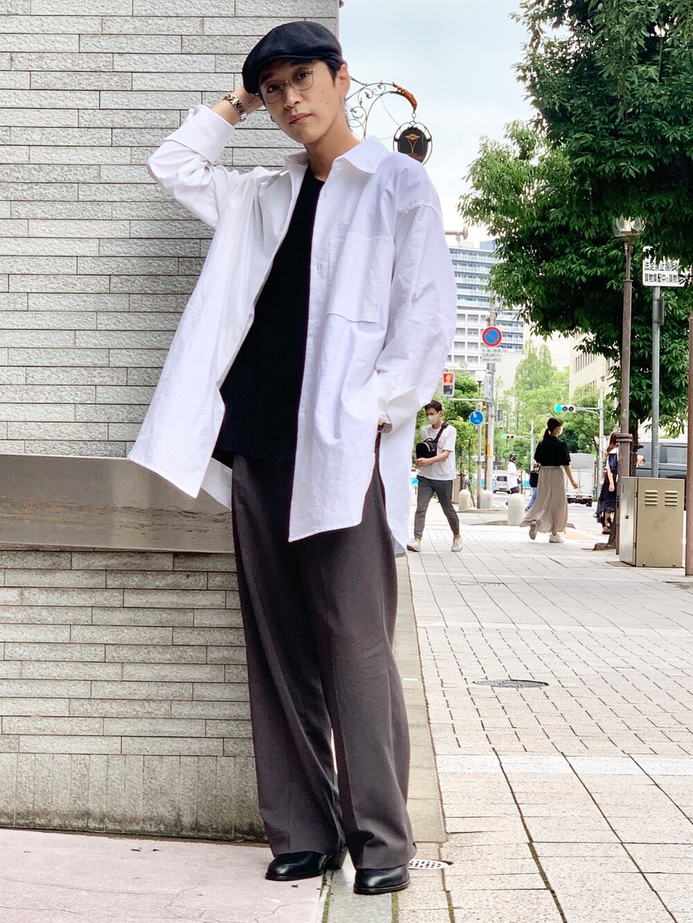 「SHINYA KOZUKA、SHINYAKOZUKA、白シャツ、シャツスタイル、シャツ、きれいめカジュアル、シンプルコーデ、シンプル、モノトーンコーデ、Lui's、スラックス、ワイドパンツ、ハンチング、オーバーサイズ、革靴」｜「Lui'sの【SHINYAKOZUKA】HIS SHIRT（シャツ/ブラウス、ホワイト系）」を使った、アライ@youtubeさん（メンズ・176cm）の夏コーディネートの3枚目の写真