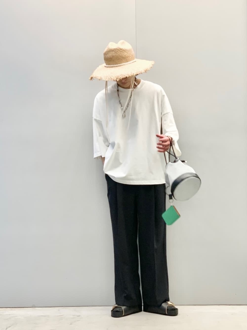 「KIJIMA TAKAYUKI、休日スタイル、ビッグシルエット、スラックス、サンダル、レザーサンダル、ハット、むぎわら帽子、サングラス、白Tシャツ、無地T、ワイドパンツ、Lui's、夏コーデ、夏だ！Tシャツ着よう！」｜「KIJIMA TAKAYUKIの【KIJIMA TAKAYUKI】RAFFIA COW BOY HAT(ハット)（ハット、ベージュ系）」を使った、アライ@youtubeさん（メンズ・176cm）の春コーディネートの4枚目の写真