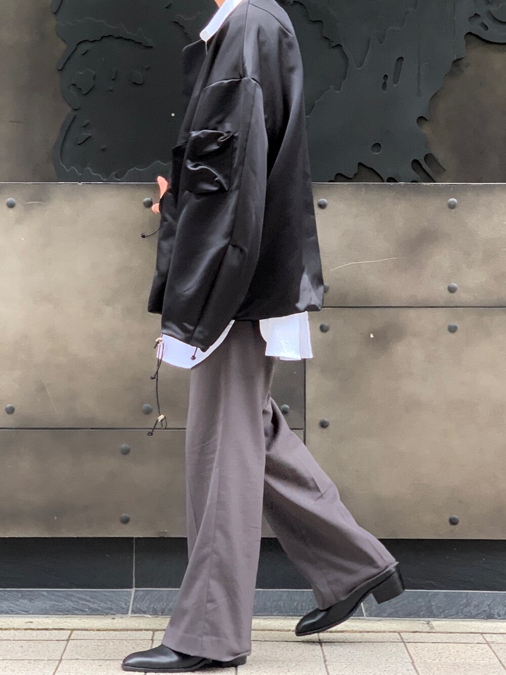 「MA-1、白シャツ、Coming soon...、秋コーデ、ブルゾン、オーバーサイズ、ビッグシルエット、SHINYA KOZUKA、SHINYAKOZUKA、iTTi、革靴、Lui's、モノトーンコーデ、モノトーン、ハンチング」｜「ITTIの【ITTI / イッチ】Back Satin MA-1 ITTI Exclusive（ブルゾン、ブラック系）」を使った、アライ@youtubeさん（メンズ・176cm）の夏コーディネートの4枚目の写真