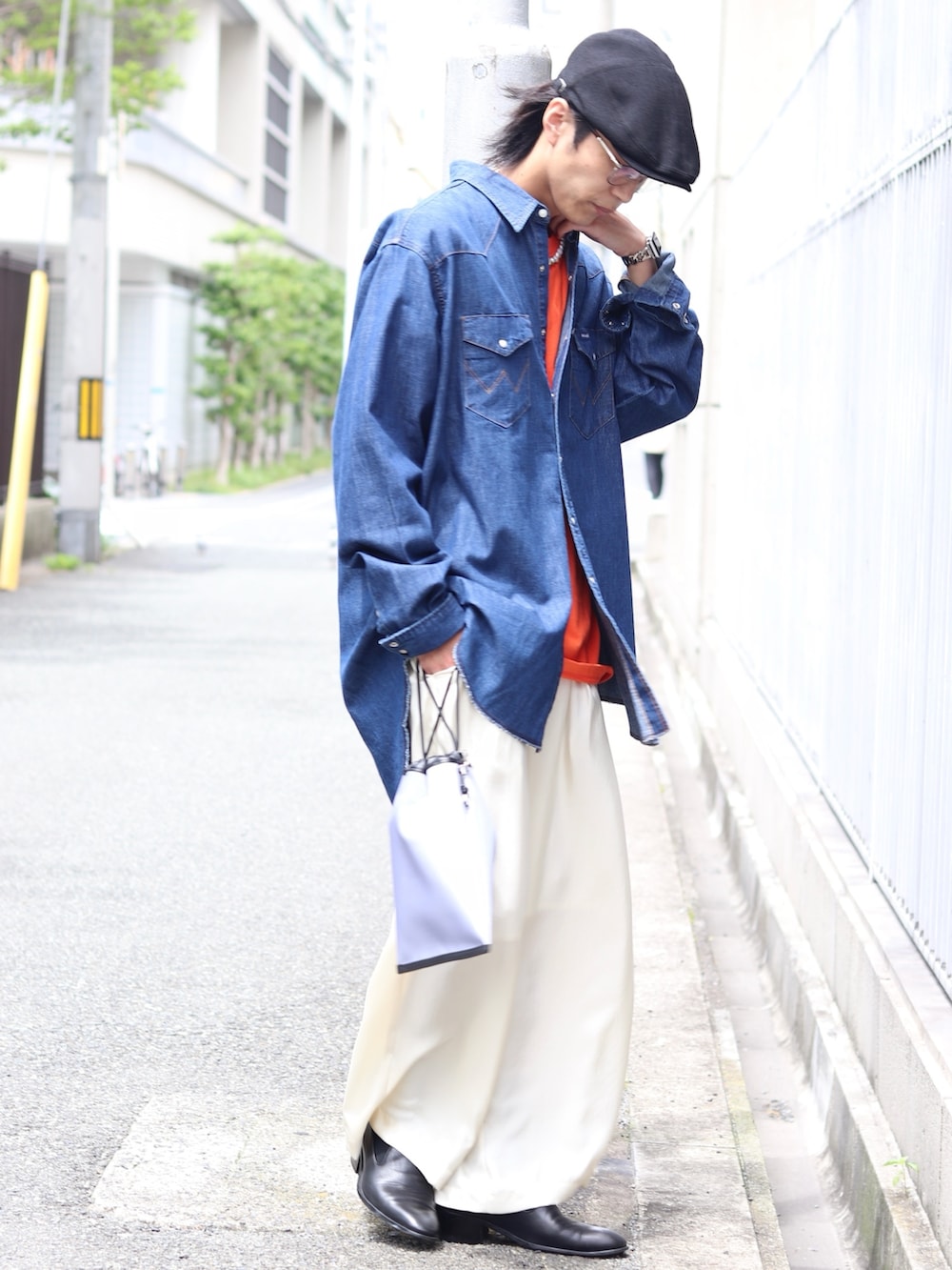 「Wrangler、ラングラー、休日スタイル、ビッグシルエット、ミニバッグ、革靴、デニムシャツ、白パンツ、ワイドパンツ、春夏コーデ、Lui's、ビタミンカラー、オレンジ、シャツスタイル、メガネ男子」｜「Wranglerの【Wrangler / ラングラー】 127MW LONG TAILS(シャツデニム)（シャツ/ブラウス、ブルー系）」を使った、アライ@youtubeさん（メンズ・176cm）の春コーディネートの4枚目の写真