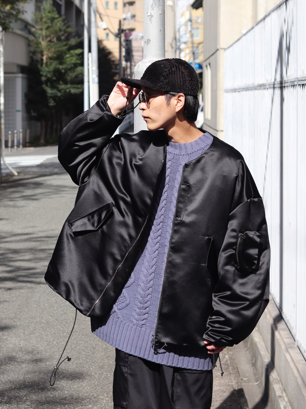 「ストリート、ストリートMIX、MA-1、ブラック、スニーカー、ビッグシルエット、メガネ男子、サングラス、Lui's、コンバース、ブラックコーデ、キャップ、カーゴパンツ、スニーカーコーデ、ハイカットスニーカー」｜「ITTIの【ITTI / イッチ】Back Satin MA-1 ITTI Exclusive（ブルゾン、ブラック系）」を使った、アライ@youtubeさん（メンズ・176cm）の秋コーディネートの2枚目の写真