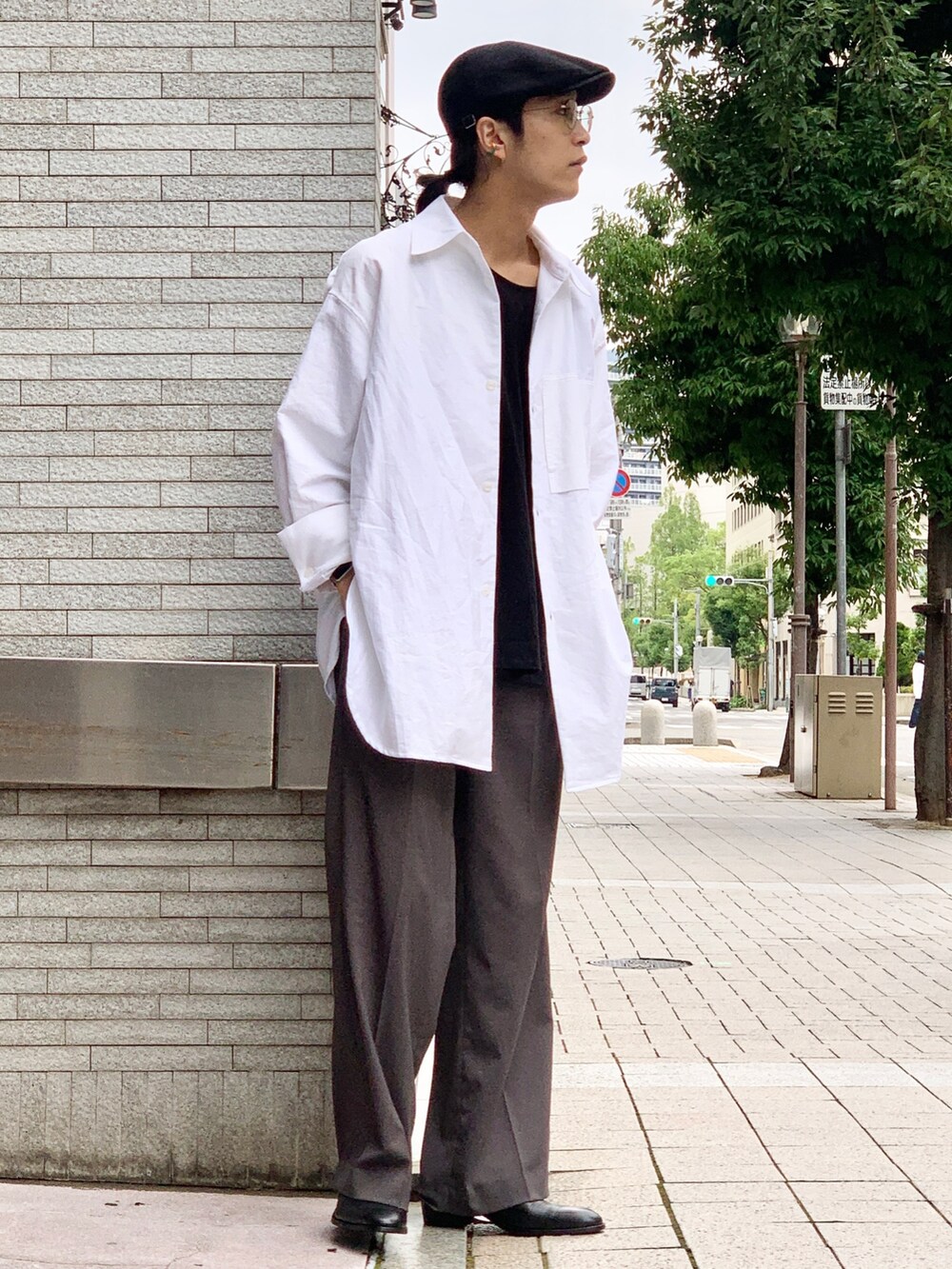 「SHINYA KOZUKA、SHINYAKOZUKA、白シャツ、シャツスタイル、シャツ、きれいめカジュアル、シンプルコーデ、シンプル、モノトーンコーデ、Lui's、スラックス、ワイドパンツ、ハンチング、オーバーサイズ、革靴」｜「Lui'sの【SHINYAKOZUKA】HIS SHIRT（シャツ/ブラウス、ホワイト系）」を使った、アライ@youtubeさん（メンズ・176cm）の夏コーディネートの2枚目の写真
