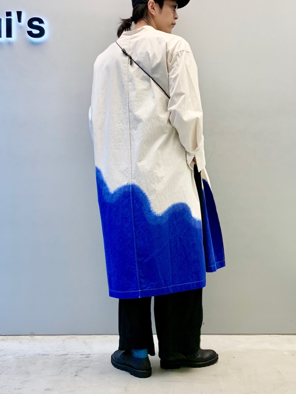「SHINYAKOZUKA、SHINYA KOZUKA、スクエアバッグ、モード、iTTi、ミニバッグ、ワイドパンツ、ビッグシルエット、メガネ男子、ハンチング、Lui's、ロングシャツ、春夏コーデ、シャツスタイル」｜「SHINYAKOZUKAのアイテム（シャツ/ブラウス、ホワイト系）」を使った、アライ@youtubeさん（メンズ・176cm）の夏コーディネートの3枚目の写真