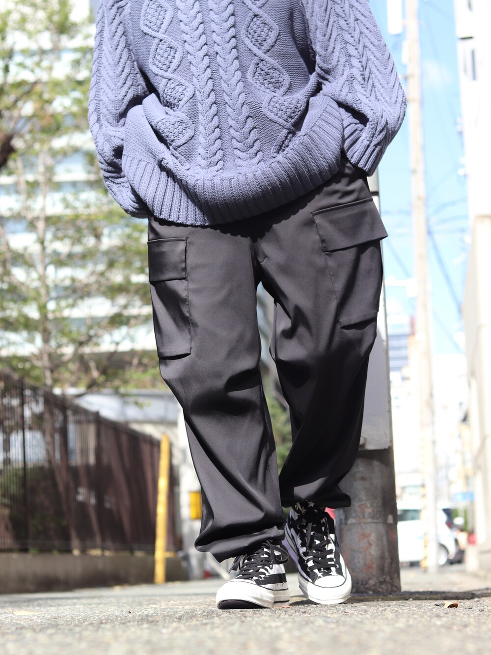 「ストリート、ストリートMIX、MA-1、ブラック、スニーカー、ビッグシルエット、メガネ男子、サングラス、Lui's、コンバース、ブラックコーデ、キャップ、カーゴパンツ、スニーカーコーデ、ハイカットスニーカー」｜「ITTIの【ITTI / イッチ】Back Satin MA-1 ITTI Exclusive（ブルゾン、ブラック系）」を使った、アライ@youtubeさん（メンズ・176cm）の秋コーディネートの3枚目の写真